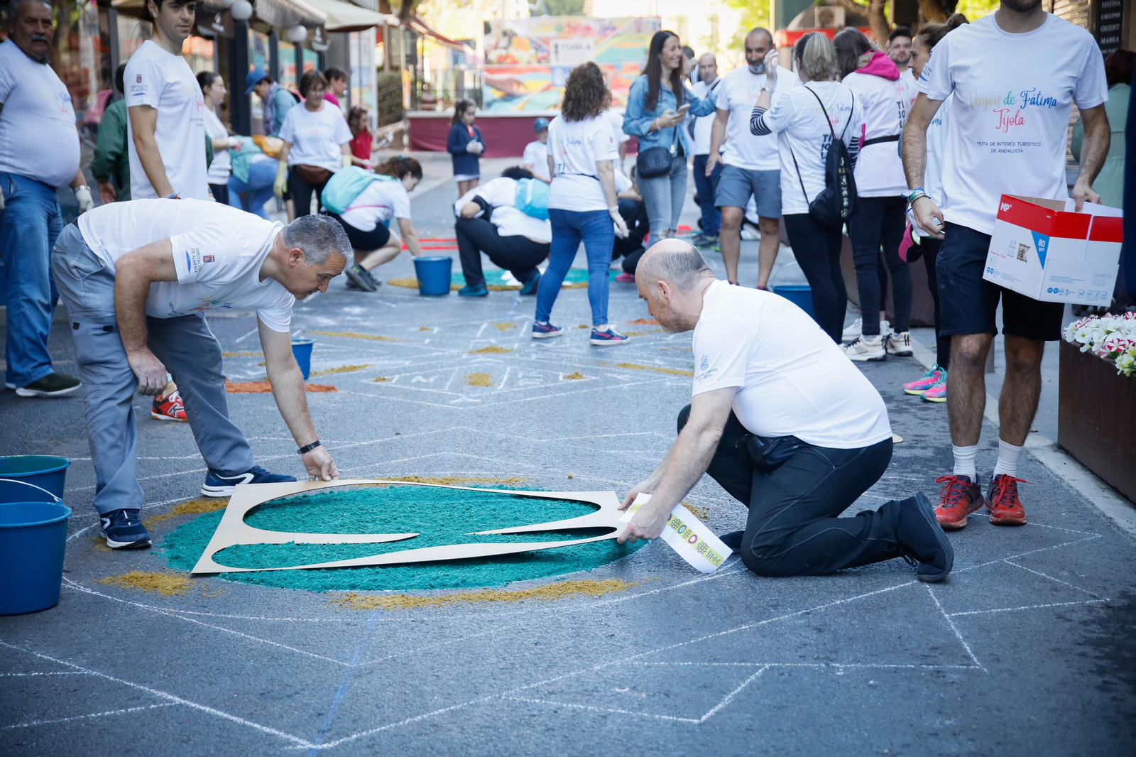 Así es la alfombra de serrín de 60 metros en el Paseo de Almería, en imágenes.