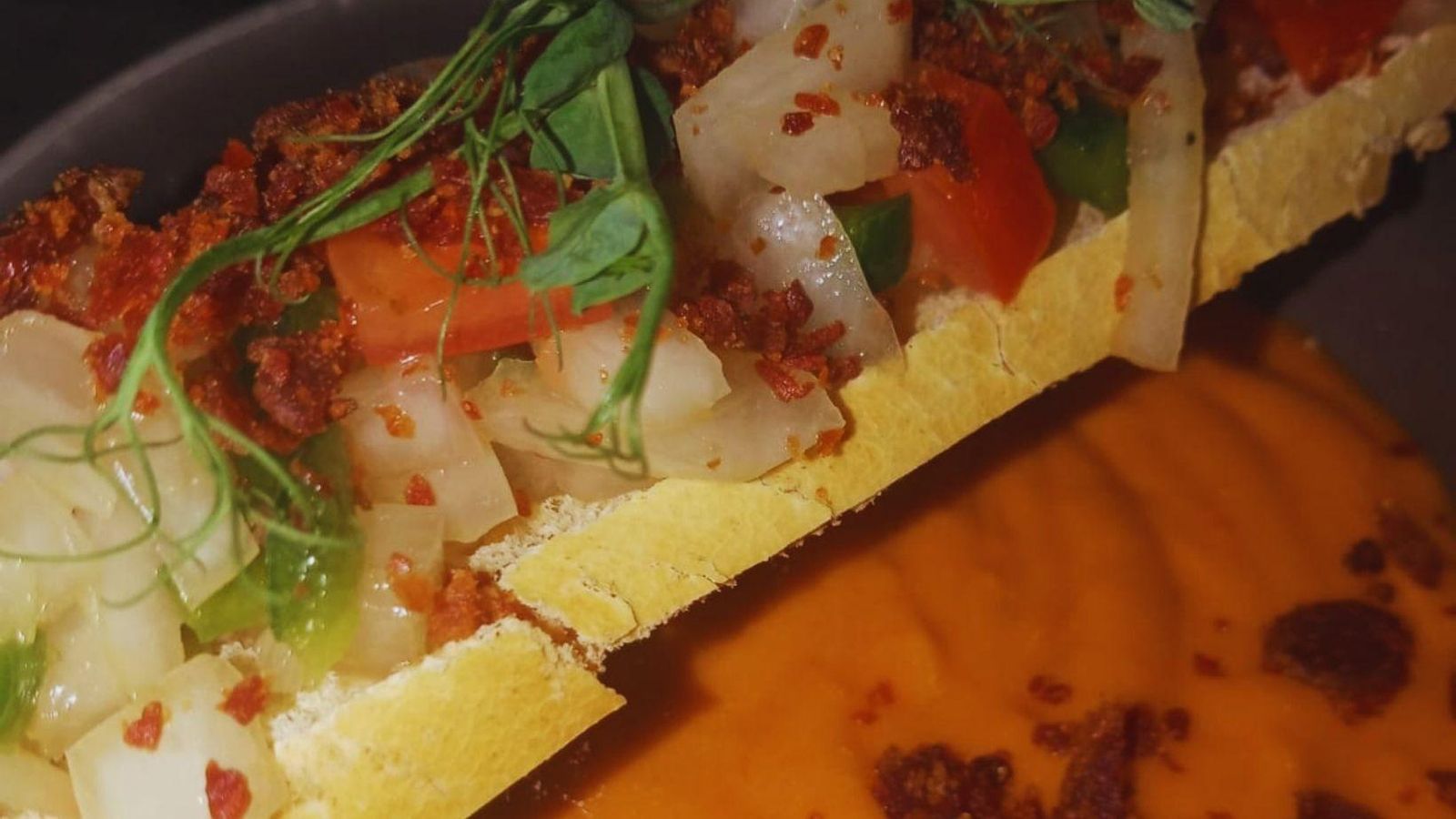 Salmorejo de tomate asado, picada de verduras y crujiente de jamón