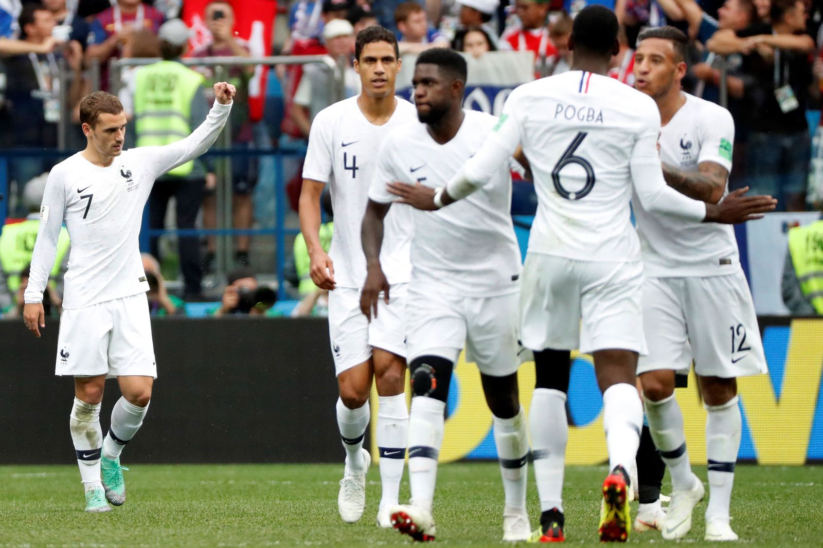 Los jugadores celebran el gol de Griezmann
