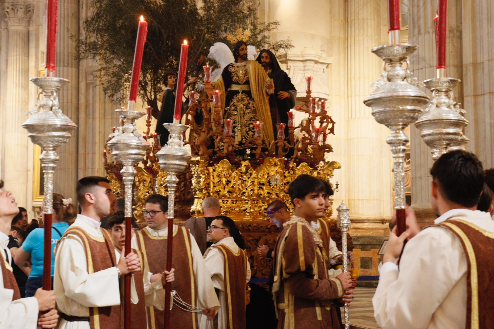 Las imágenes del traslado de Prendimiento desde la Catedral en la Semana Santa de Cádiz 2025