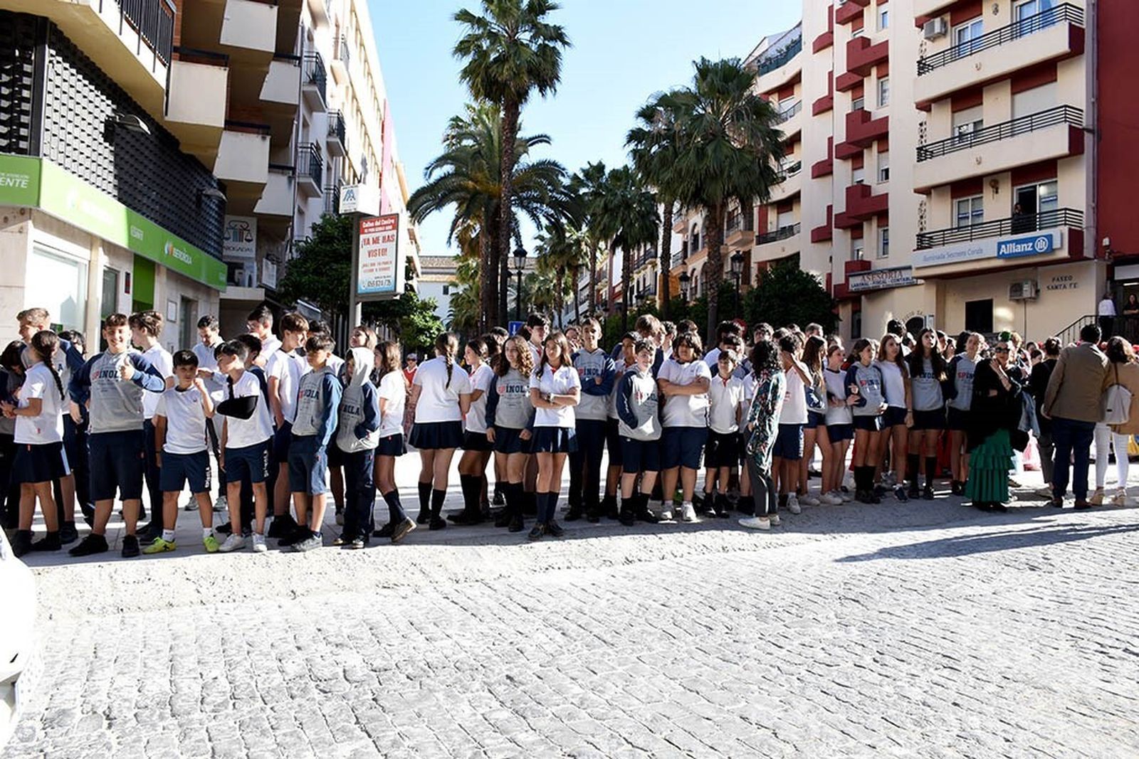 Imágenes de los peregrinos de la Hermandad de Emigrantes en su salida por las calles de Huelva