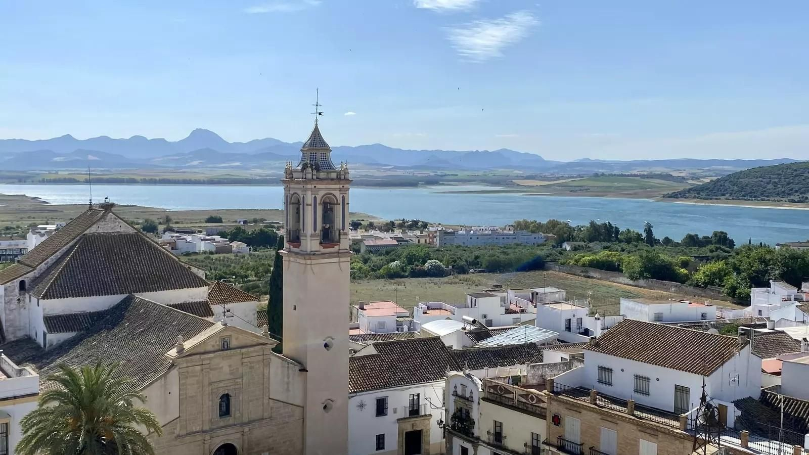 Vista panorámica del pueblo de Bornos con el pantano al fondo.