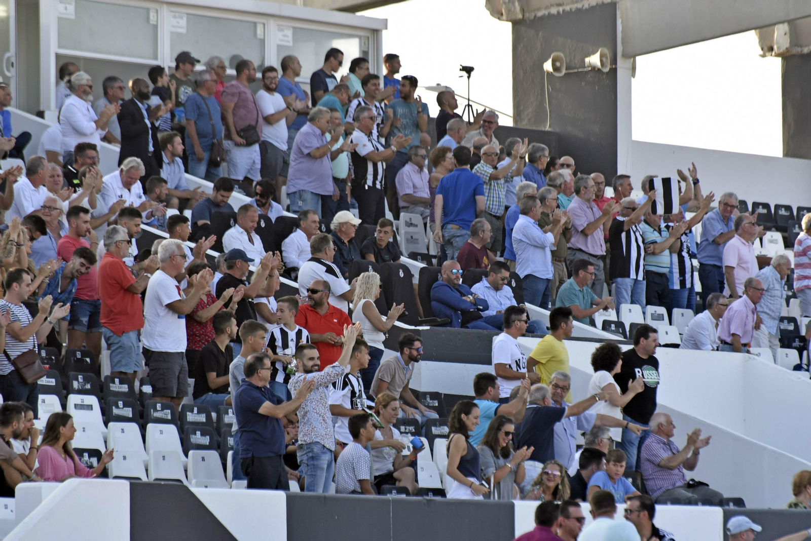 Aficionados de la Balona, en la Tribuna del Municipal