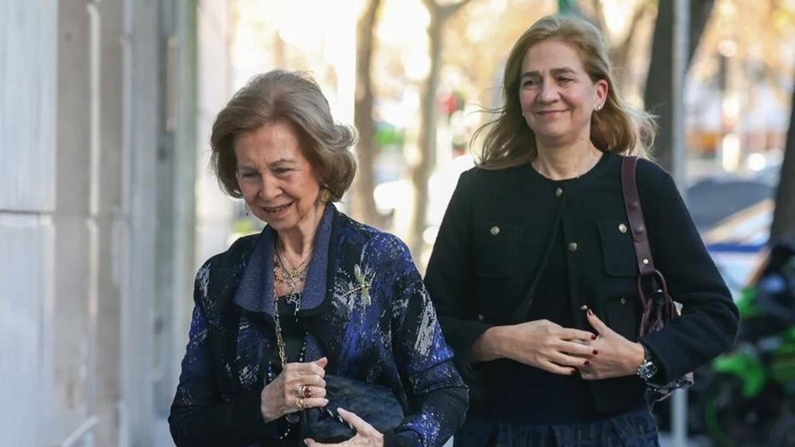 La Reina Sofia y la Infanta Cristina a las puertas de un restaurante de Madrid