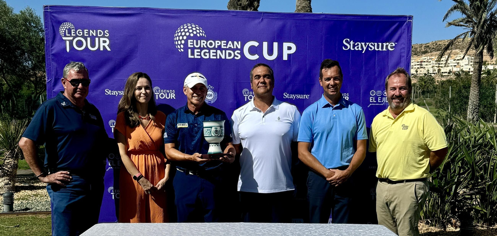 Entrega del trofeo de campeón de toreneo celebrado en Almerimar al brasileño Adilson Da Silva.