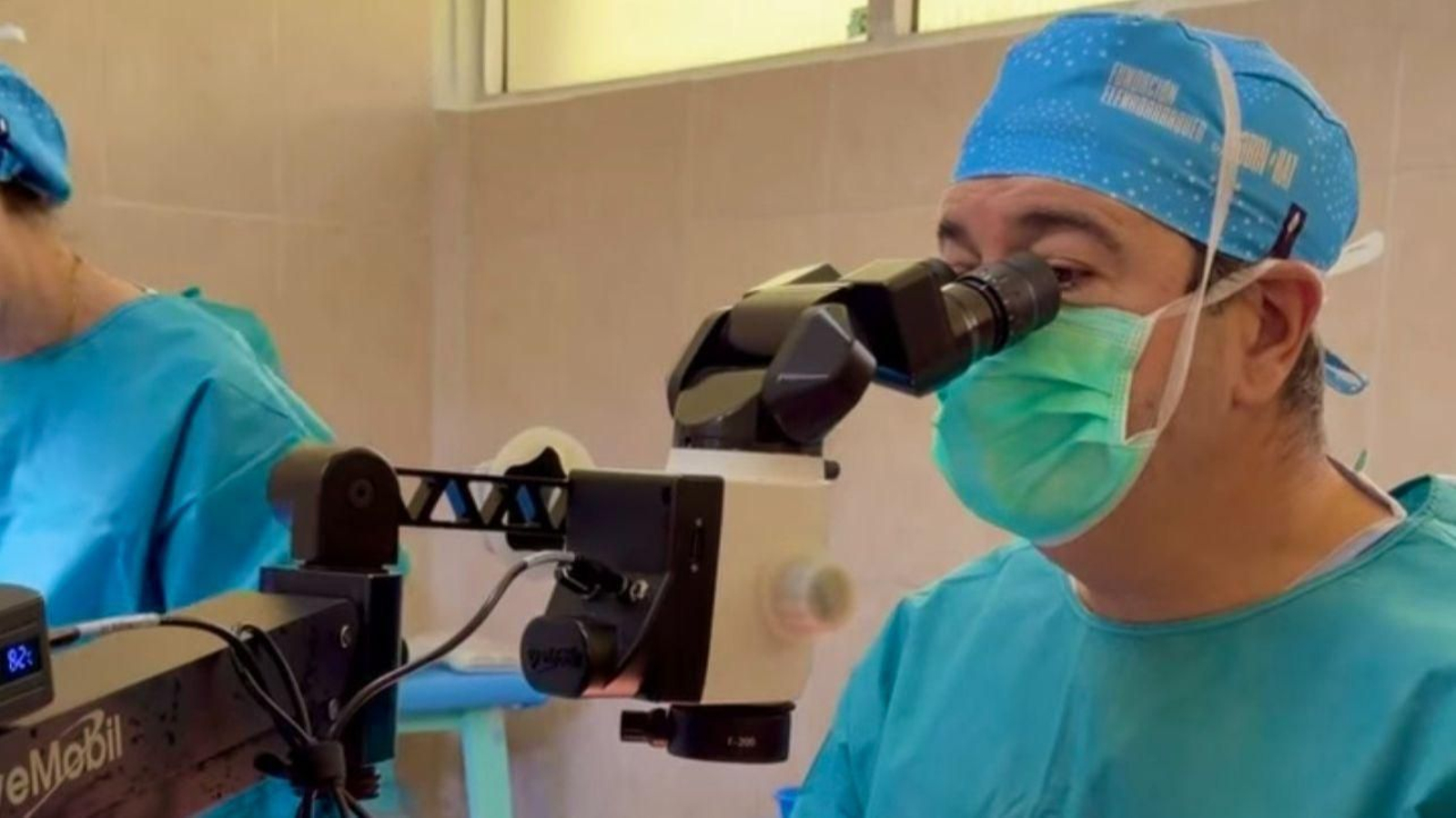Dr. Joaquín Fernández realizando intervención de Cataratas en Guatemala