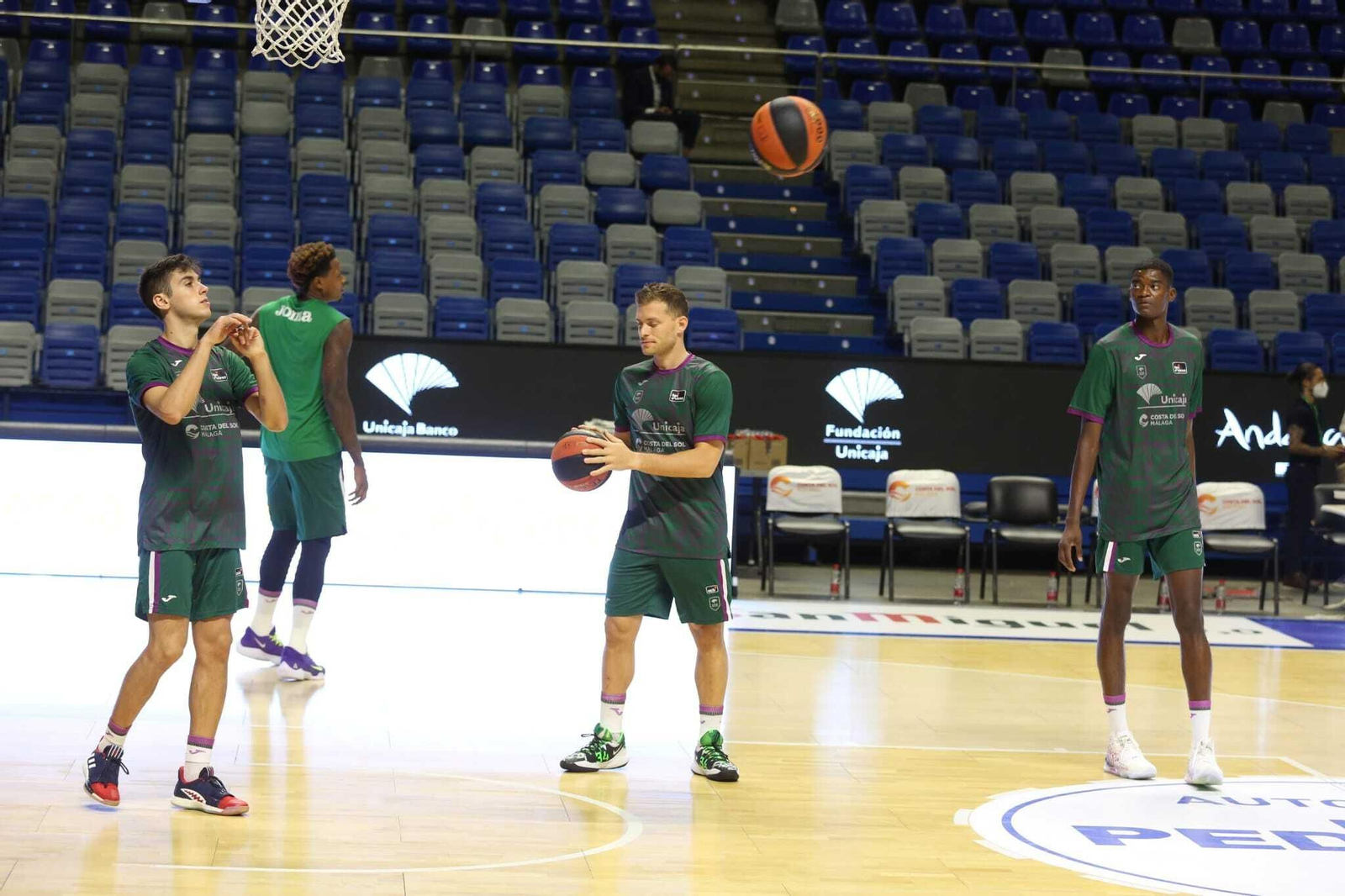 Así luce el Martín Carpena sin su afición en los prolegómenos de la visita del Barcelona