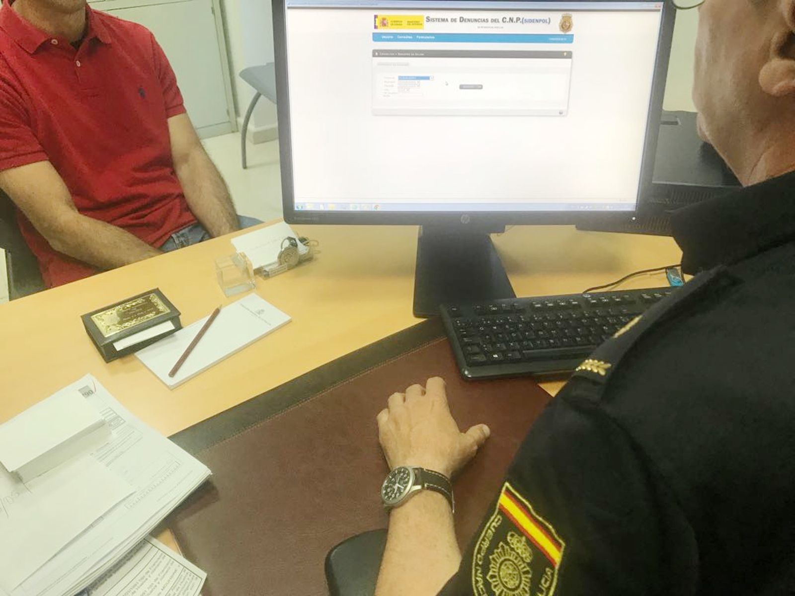 Un policía tramita una denuncia.