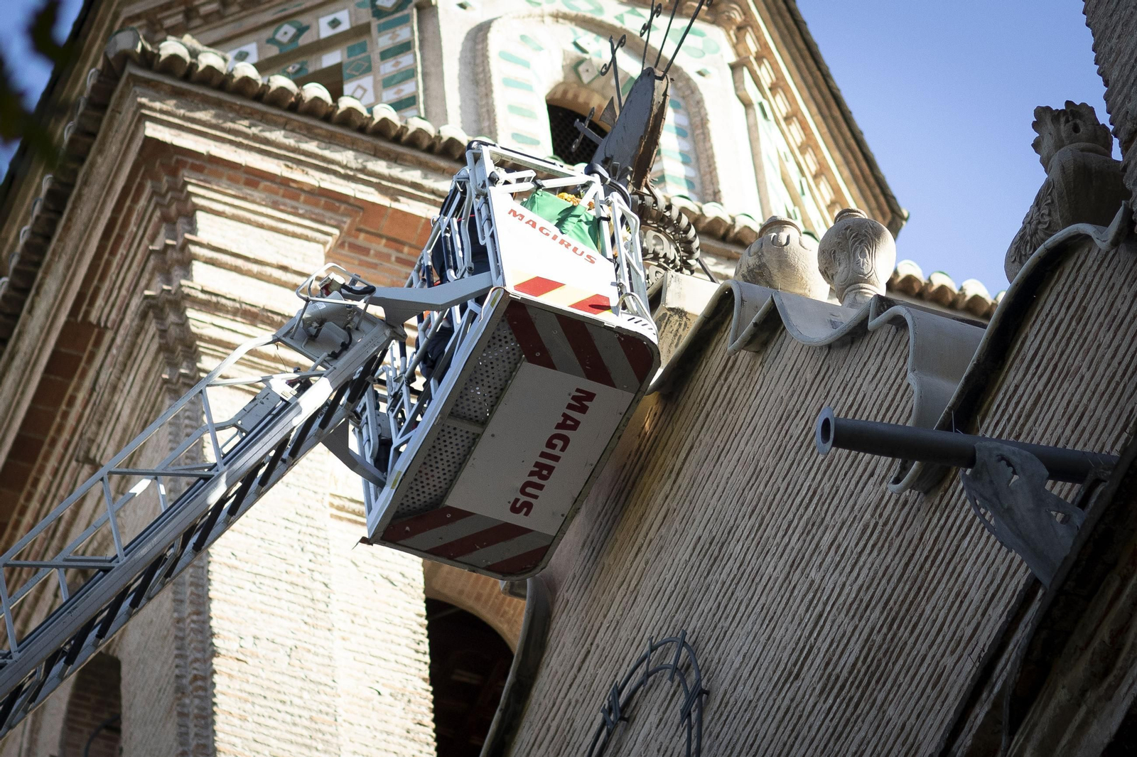 La ofrenda floral a la Virgen de las Angustias, patrona de Granada, en imágenes