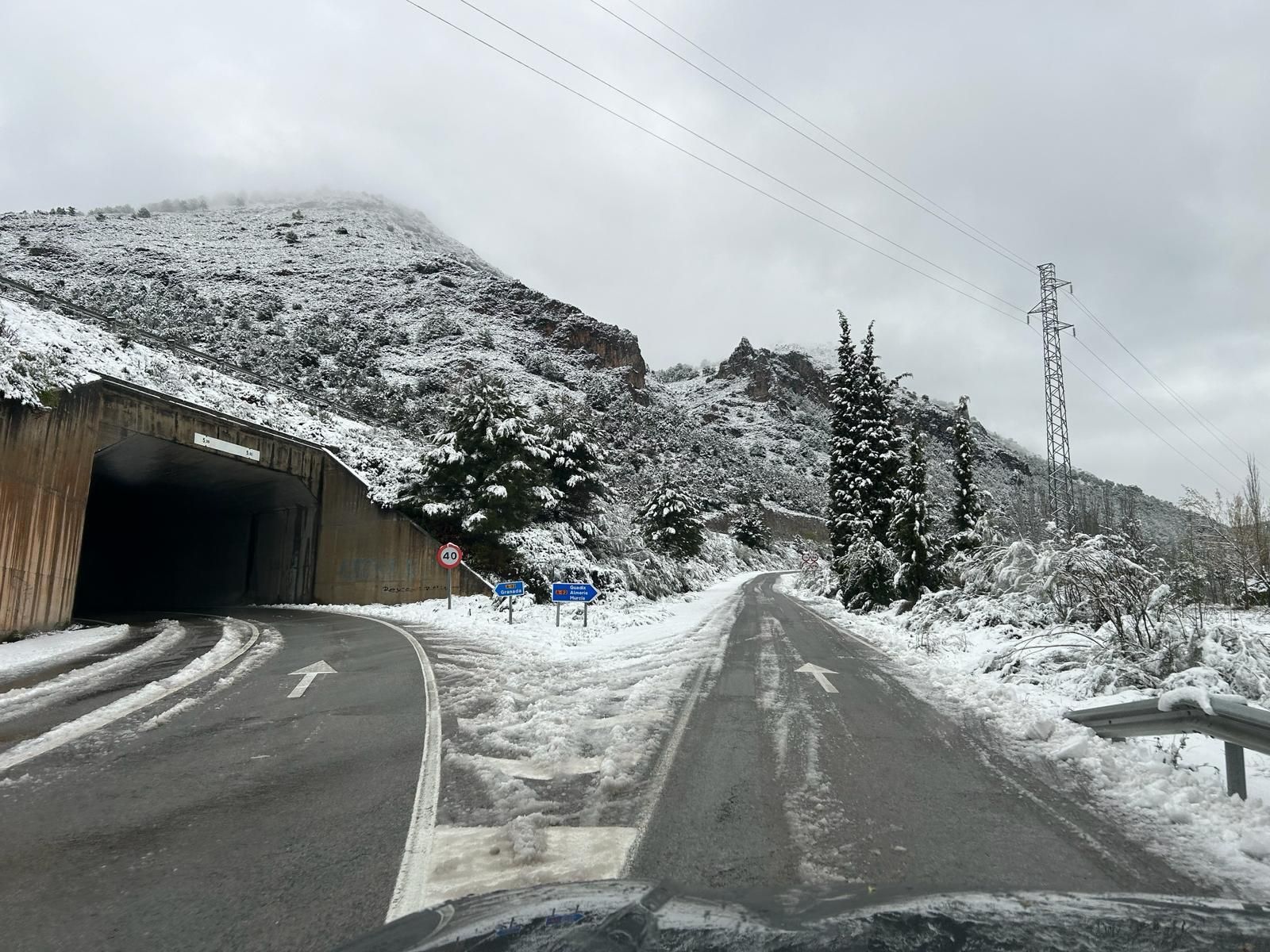 Granada despide la Semana Santa cubierta de nieve