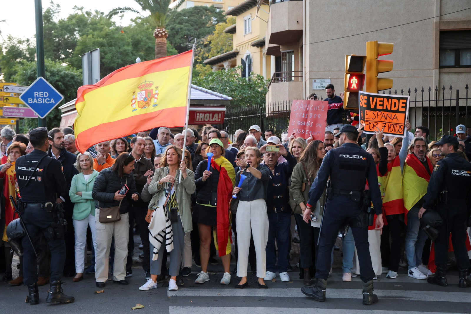 Las fotos de la protesta en Málaga contra Pedro Sánchez: "Se vende España por 7 votos" Las fotos de la protesta en Málaga contra Pedro Sánchez: "Se vende España por 7 votos"