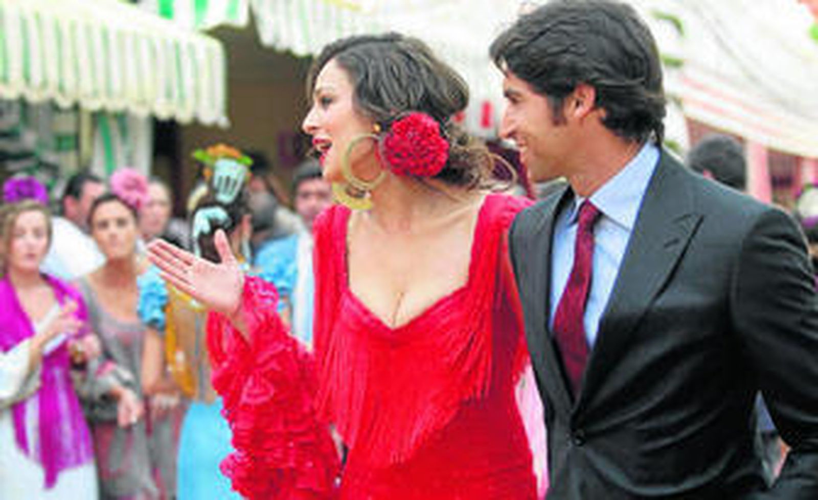 El torero Cayetano Rivera pasea por las calles del real junto a su novia, la modelo Eva González.