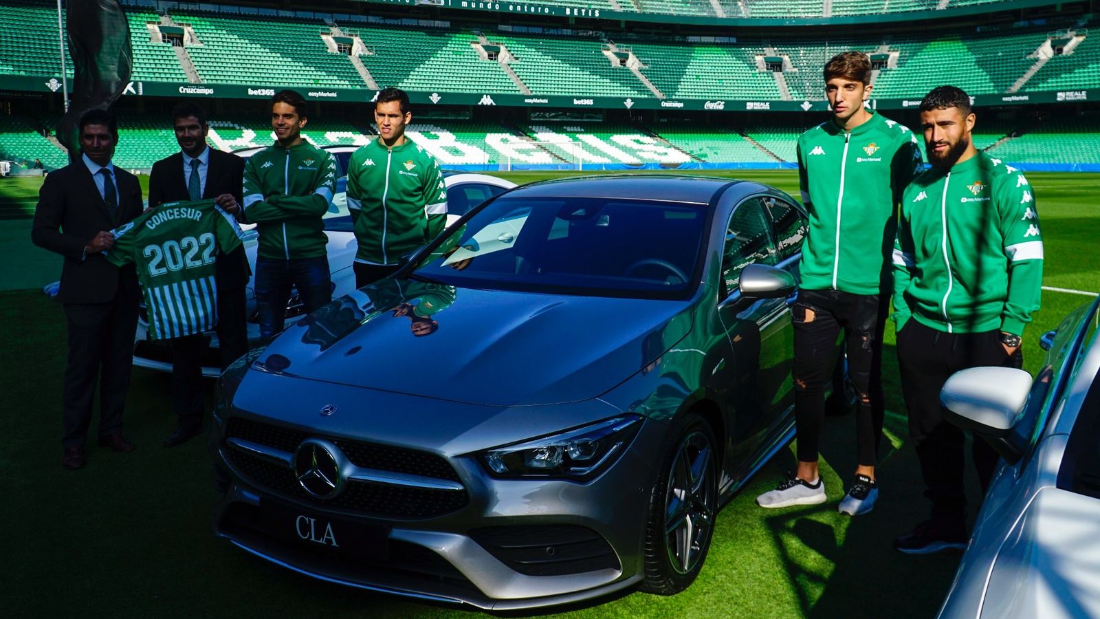 Los jugadores del Betis posan con los vehículos oficiales de Mercedes.