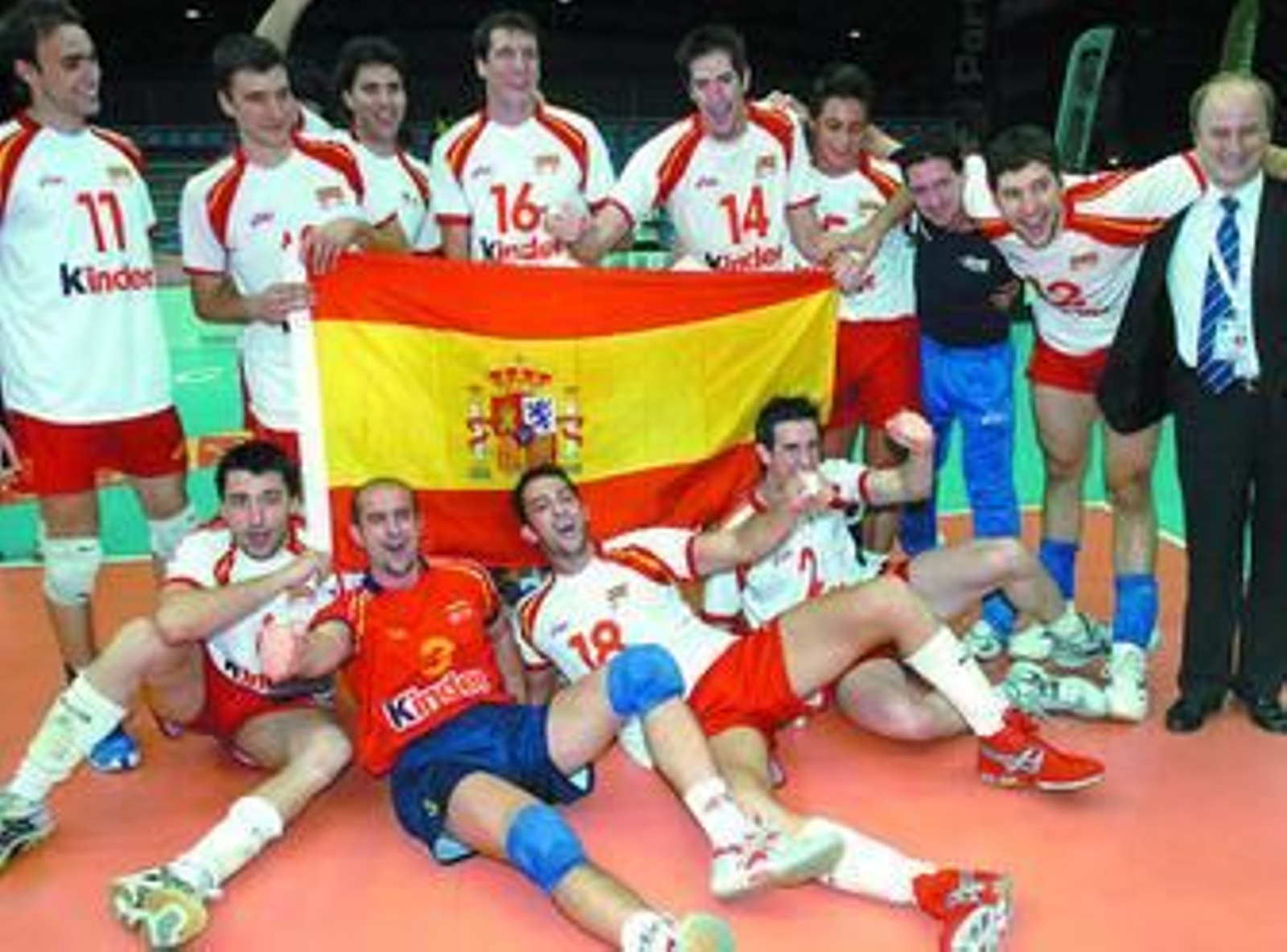 José Luis Lobato (camiseta roja) festeja con sus compañeros de selección la Liga Europea conquistada en 2007.