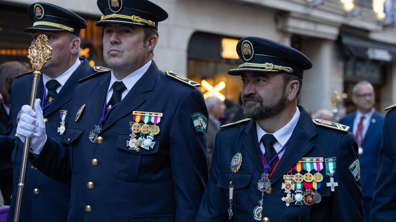 Los cofrades se rinden ante los grandes pasos de misterio del Lunes Santo