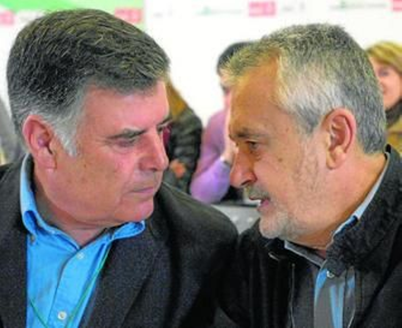 José Antonio Viera, secretario del PSOE en Sevilla, conversa con Griñán, ayer en el congreso provincial.