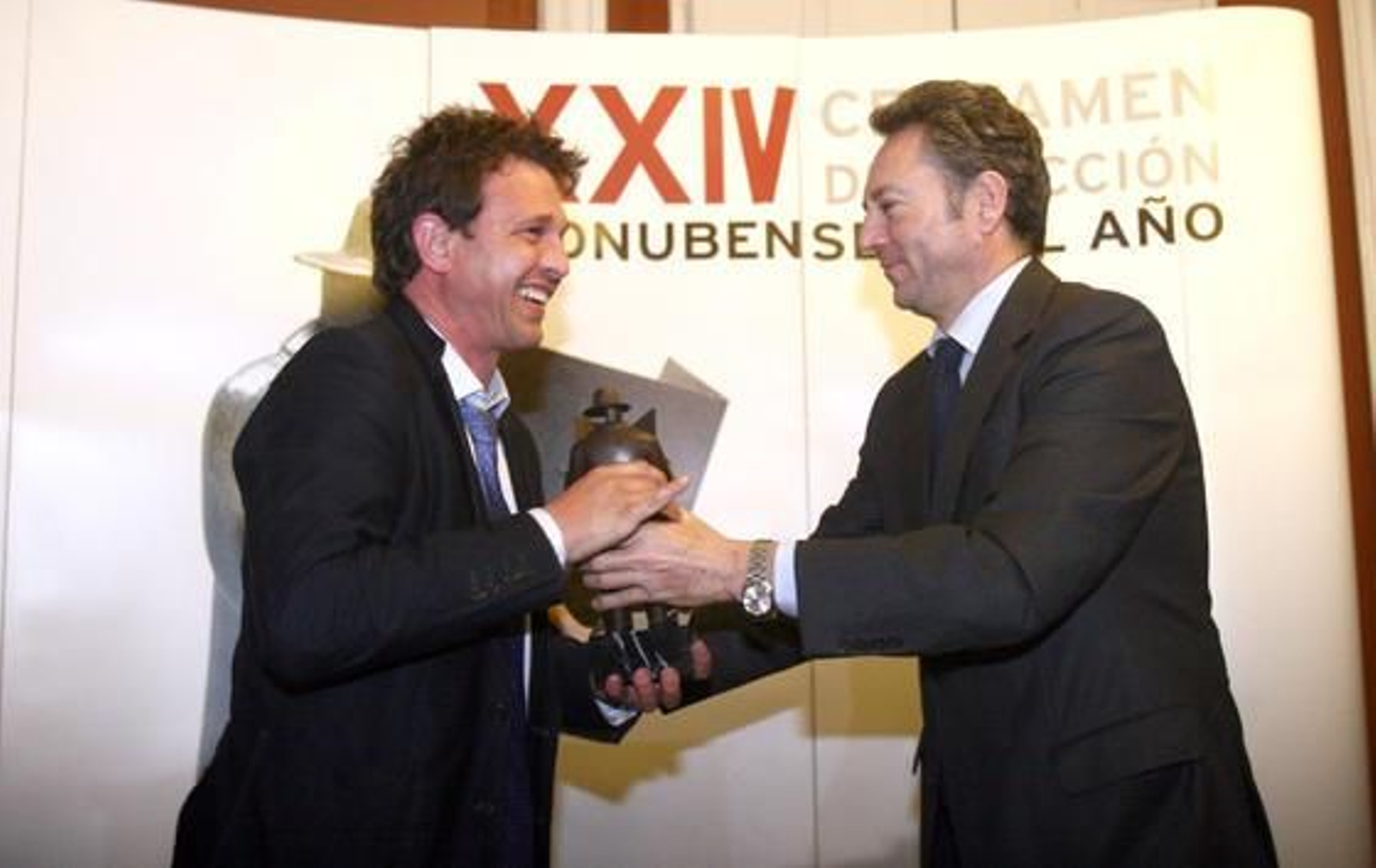 El entrenador de fútbol Joaquín Caparrós no pudo recoger el premio en persona por encontrarse en Palma de Mallorca. Lo recibió su hijo Darío, de manos del presidente del Grupo Joly, José Joly. Aún así, las palabras de agradecimiento las puso el propio técnico a través de un mensaje grabado en vídeo especialmente para la ocasión, con ropa de entrenamiento del Mallorca: "Siento no estar con vosotros", se disculpó, antes de reiterar su cariño y agradecimiento por la provincia de Huelva y el Recreativo, "que me hicieron crecer".

Foto: Josue Correa