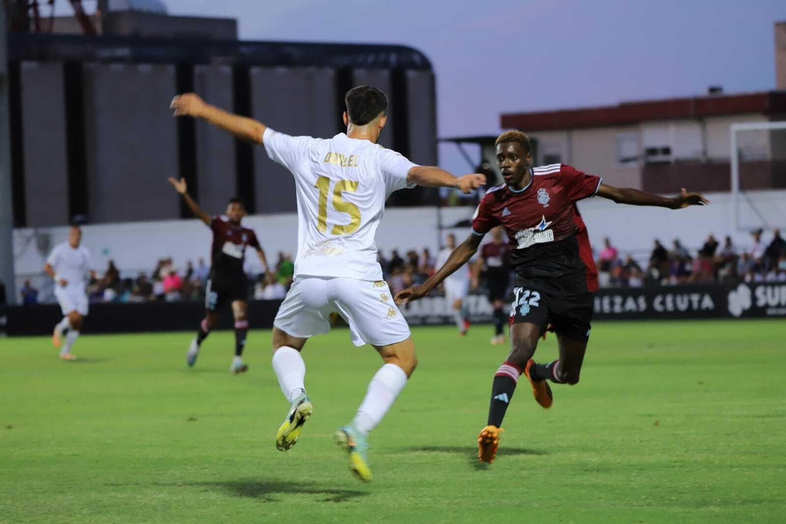 Un momento del partido entre el Ceuta y el Recreativo.