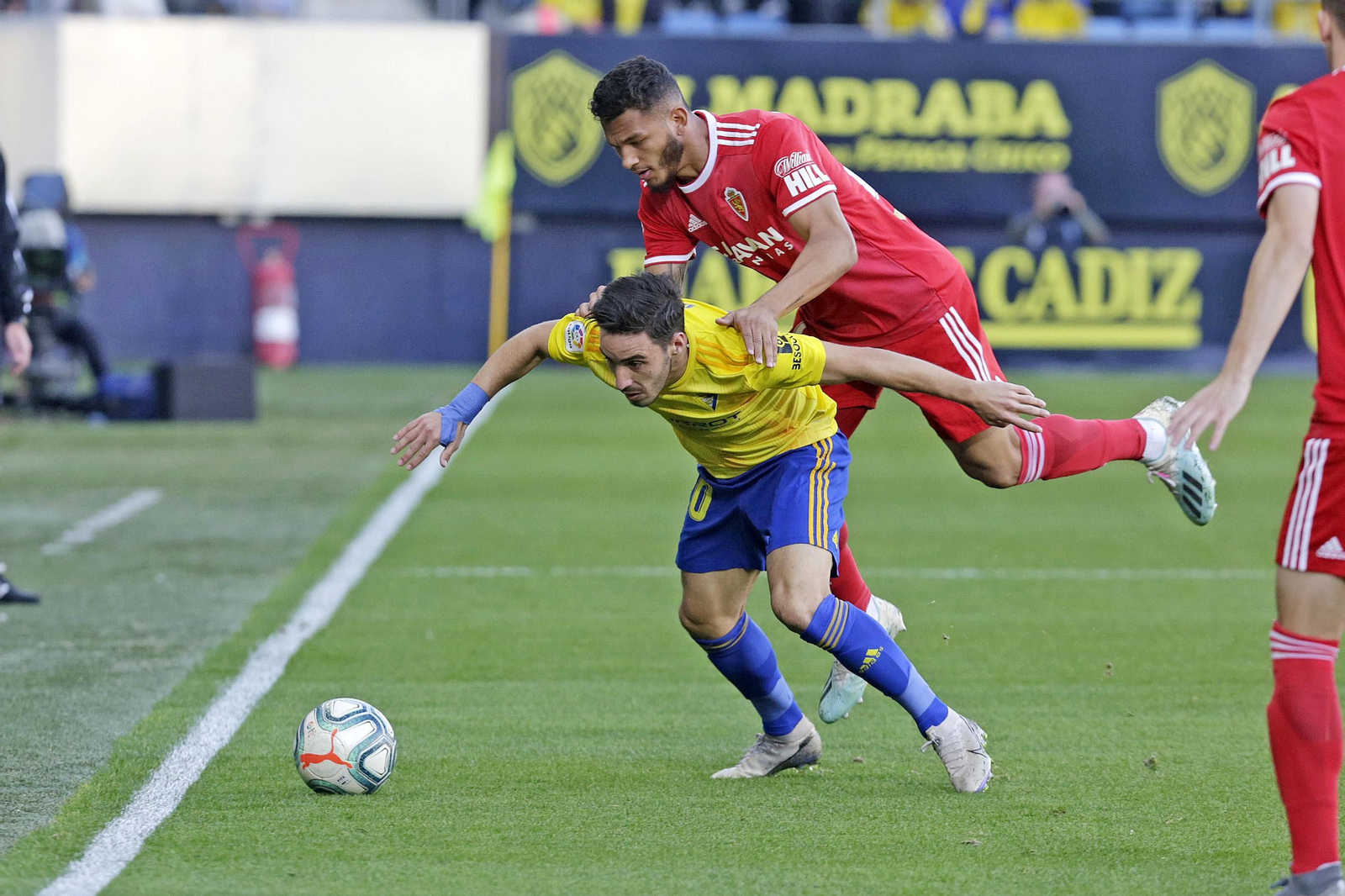 Iza Carcelén y Luis Suárez, durante el Cádiz-Zaragoza disputado en el estadio Carranza.