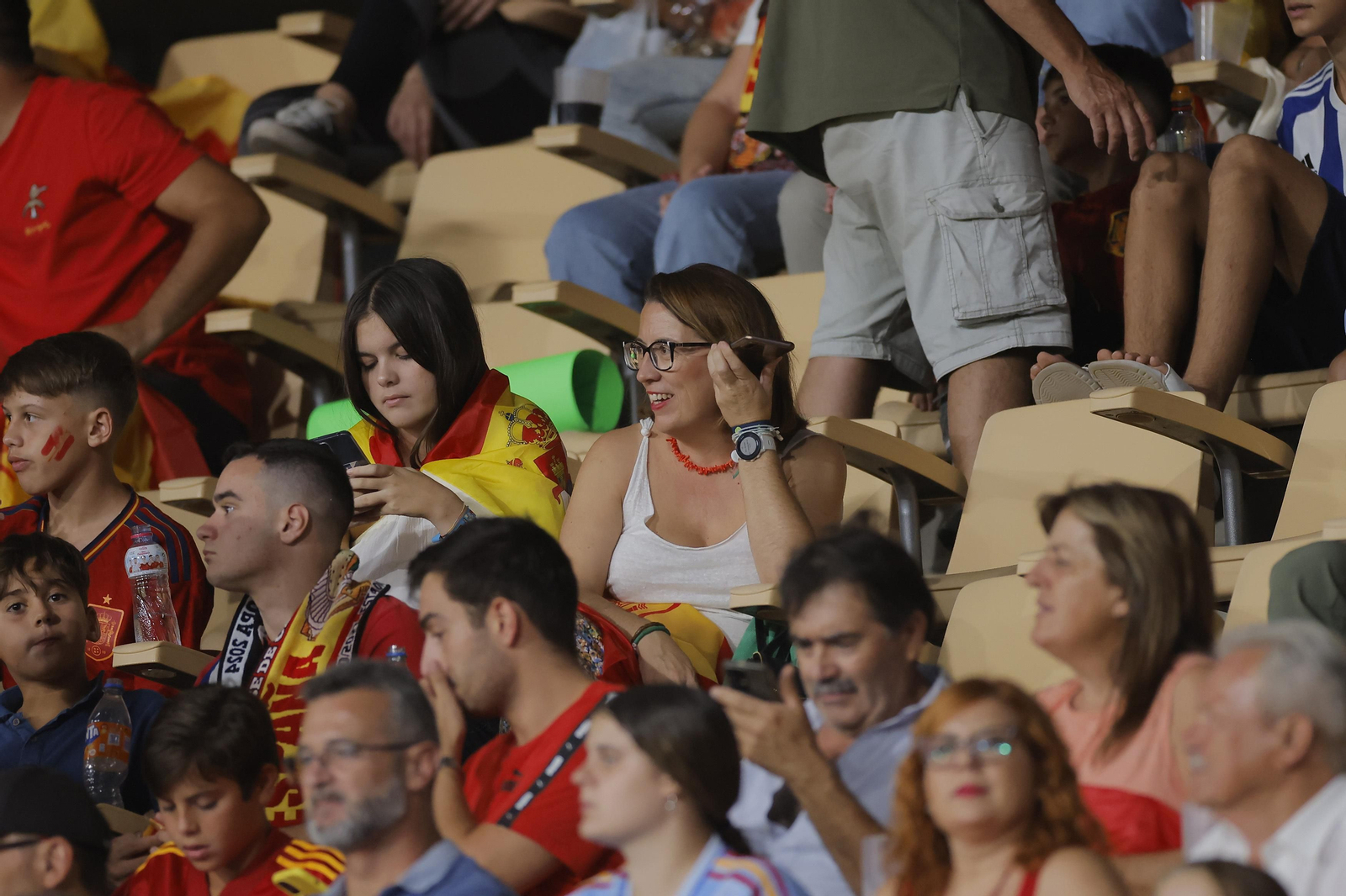 Búscate en las fotos del España-Escocia