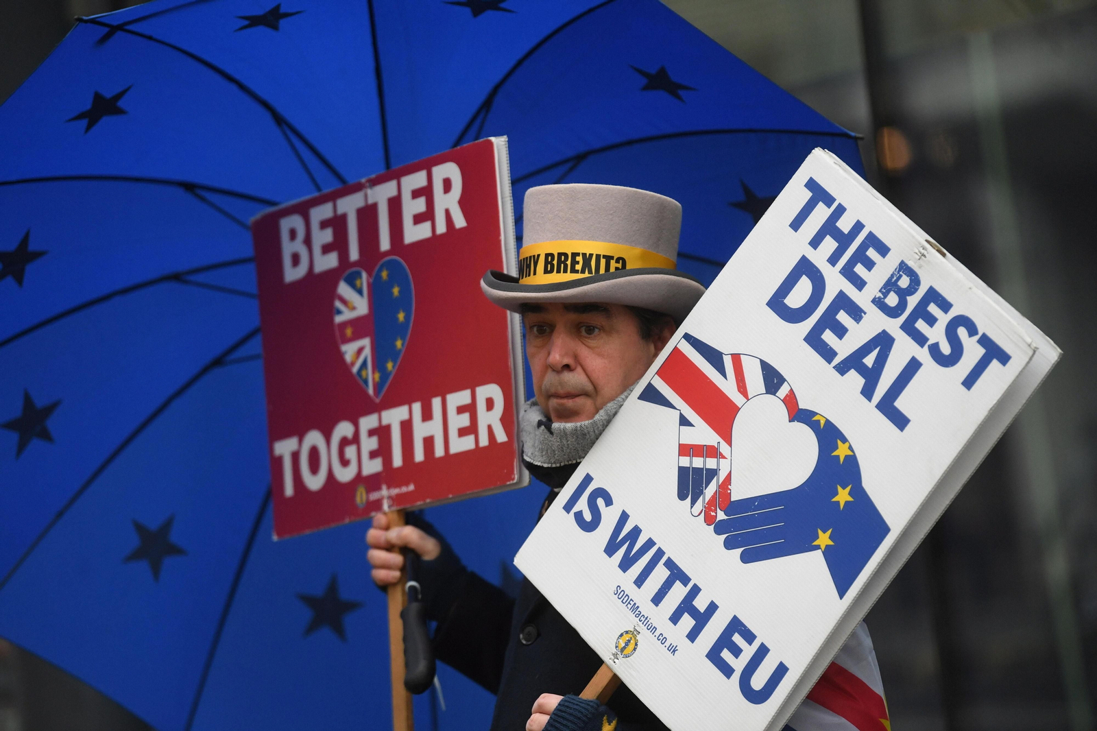 Un hombre porta carteles contra el Brexit Un hombre porta carteles contra el Brexit