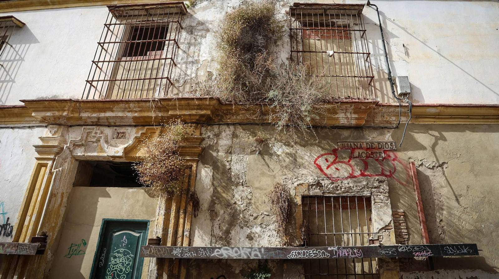 Las casas en ruinas de la calle Juana de Dios Lacoste en Jerez