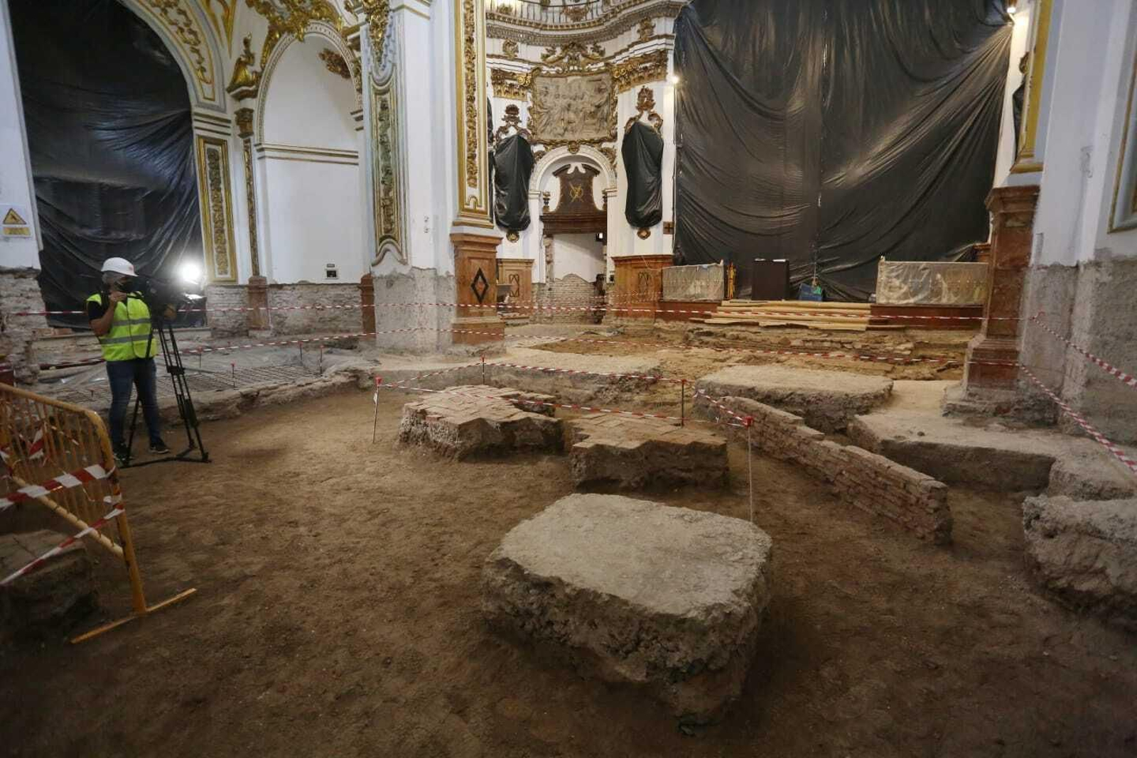 Fotos de la visita guiada a las obras de la parroquia de Los Mártires