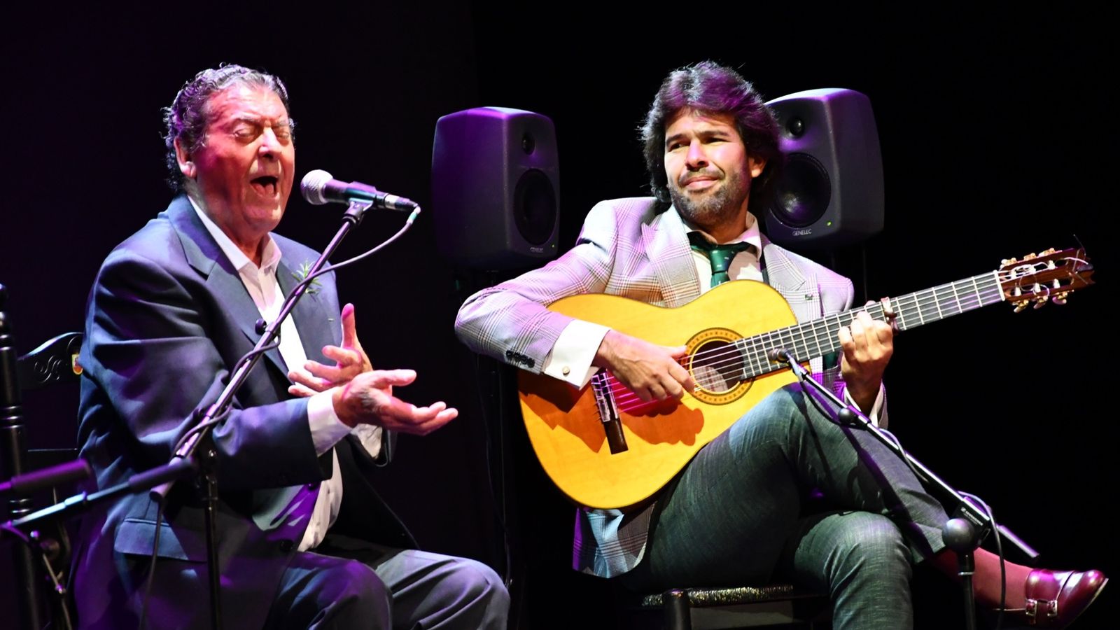 'El Zambo' cantando  en el teatro Juan Luis Galairdo