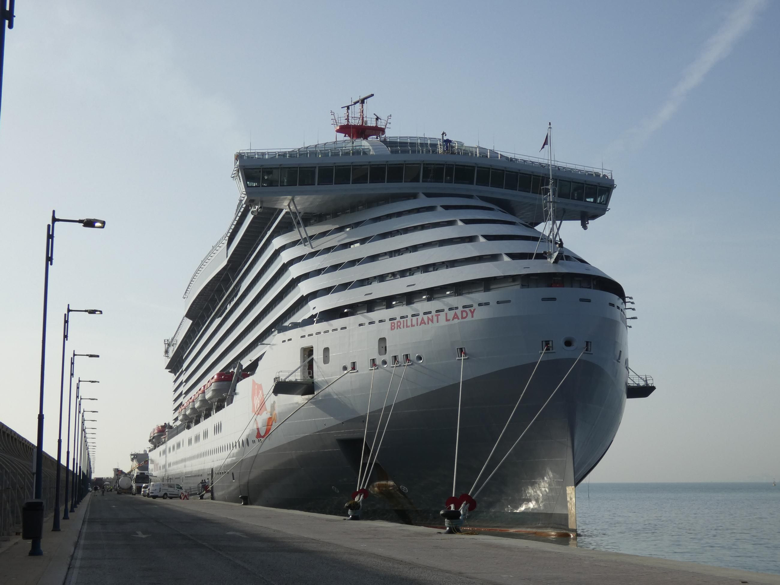Buque de crucero 'Brilliant Lady' atracado en escala técnica en el muelle de levante hace unos días.