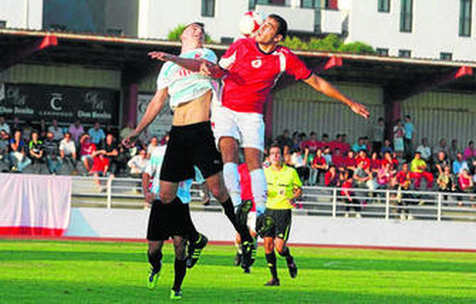 Una disputa aérea del San Roque-Cabecense de la pasada temporada.