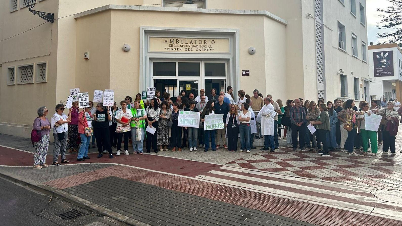 La protesta de la plantilla del centro de especialidades Virgen del Carmen.