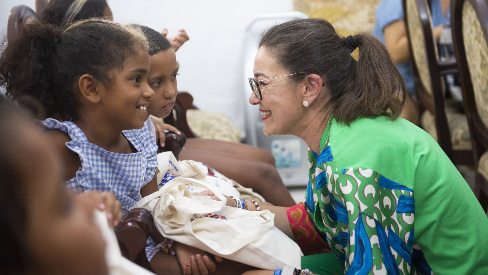 La diputada Ana Moreno entrega un obsequio a una de las niñas del programa
