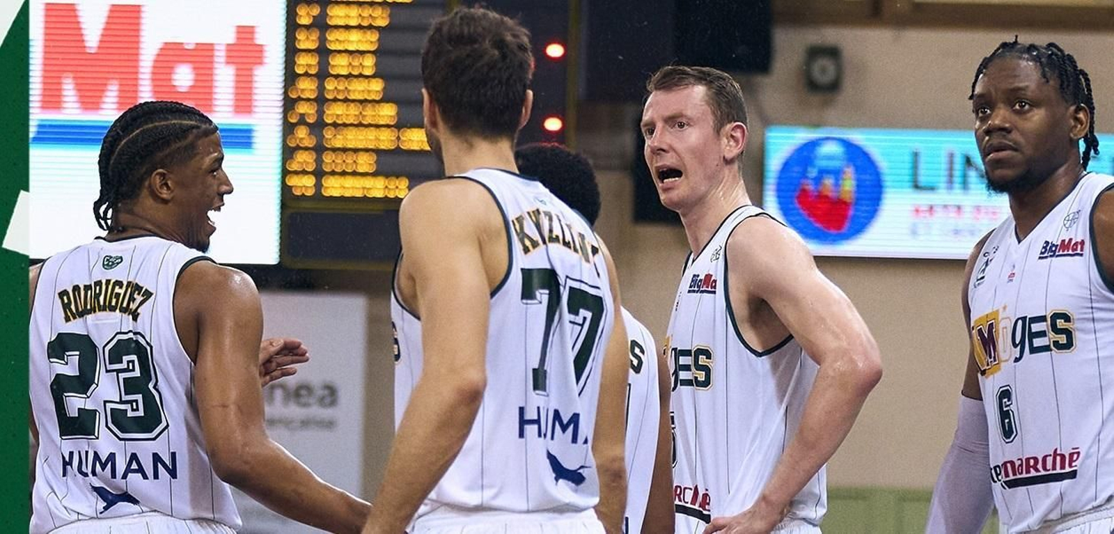 Los jugadores del Limoges dialogan.