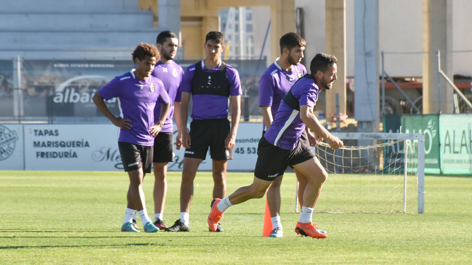 Fotos del primer entrenamiento de Víctor Basadre nuevo entrenador de la Balona