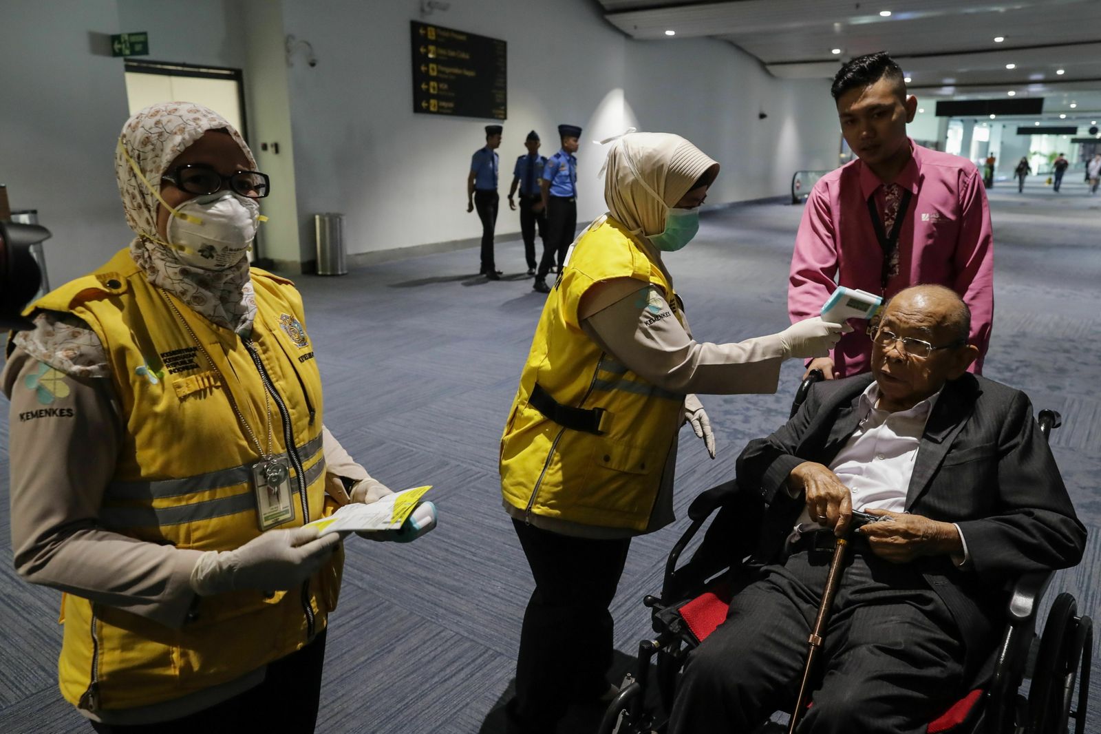 Controles de entrada en un aeropuerto de Indonesia por el coronavirus chino.