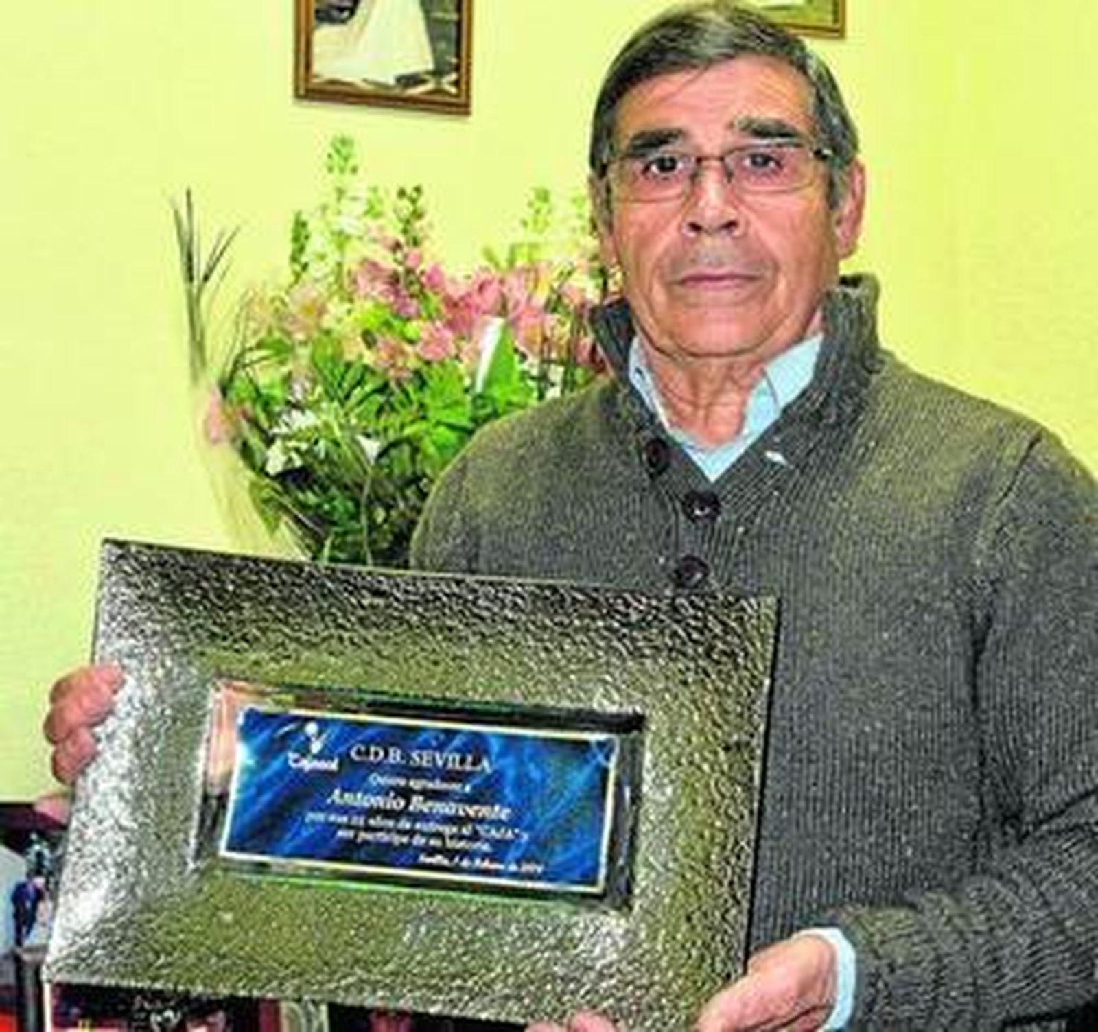 Benavente posa ayer en su domicilio con la placa por su labor que le entregó el club hace ocho días.