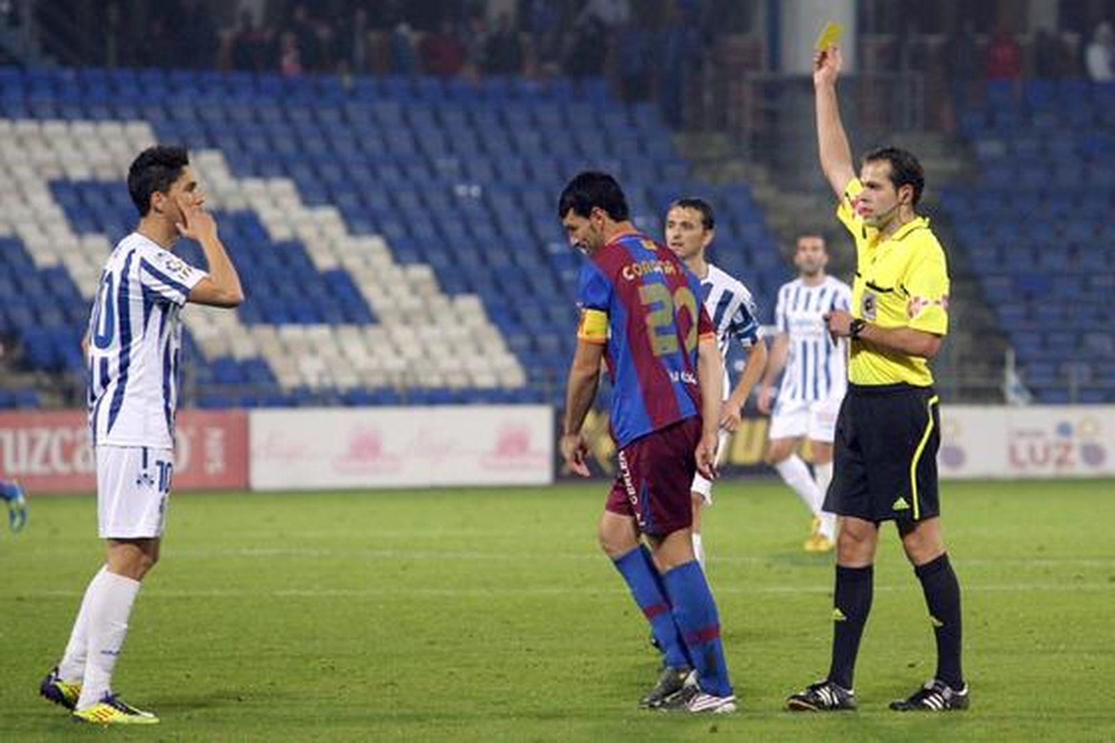 El Recreativo no pasa del empate en casa ante el Huesca. / Espínola