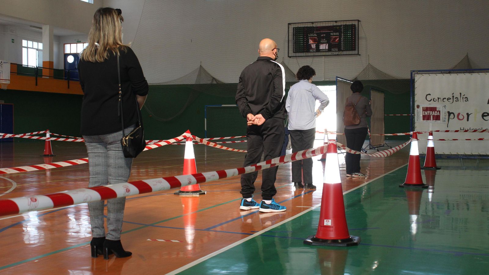 Colas de huercalenses esperando para realizarse el test de antígenos.