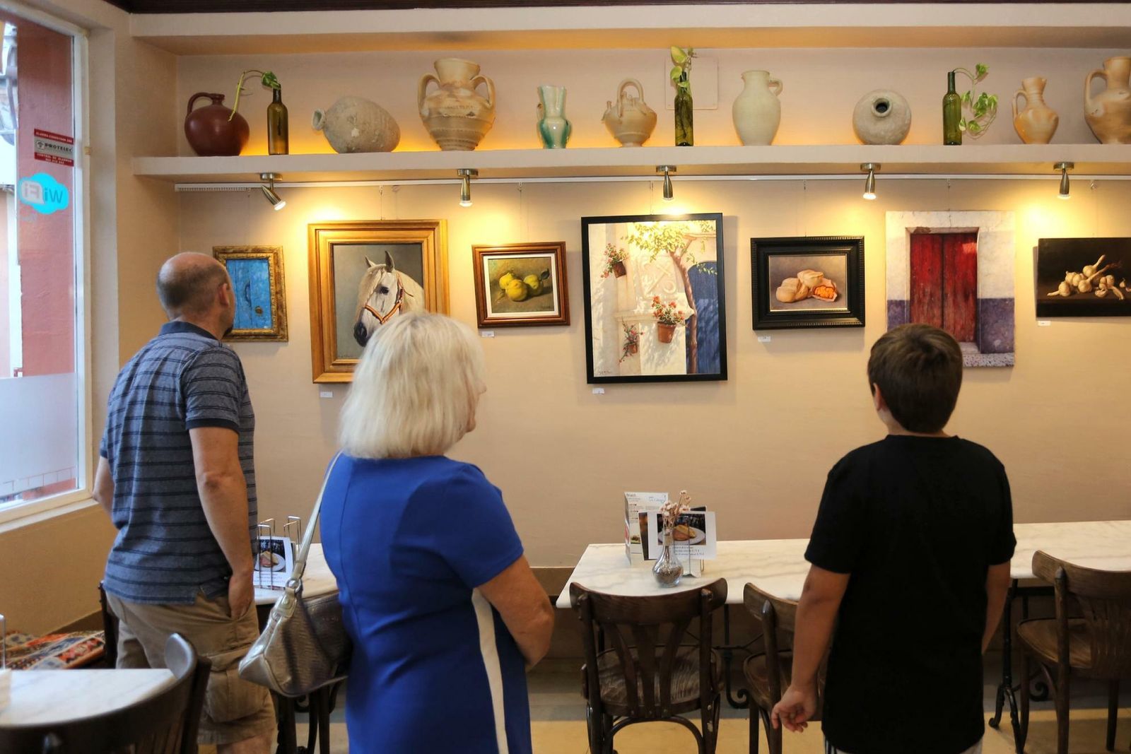 Unos visitantes contemplan la muestra del artista.