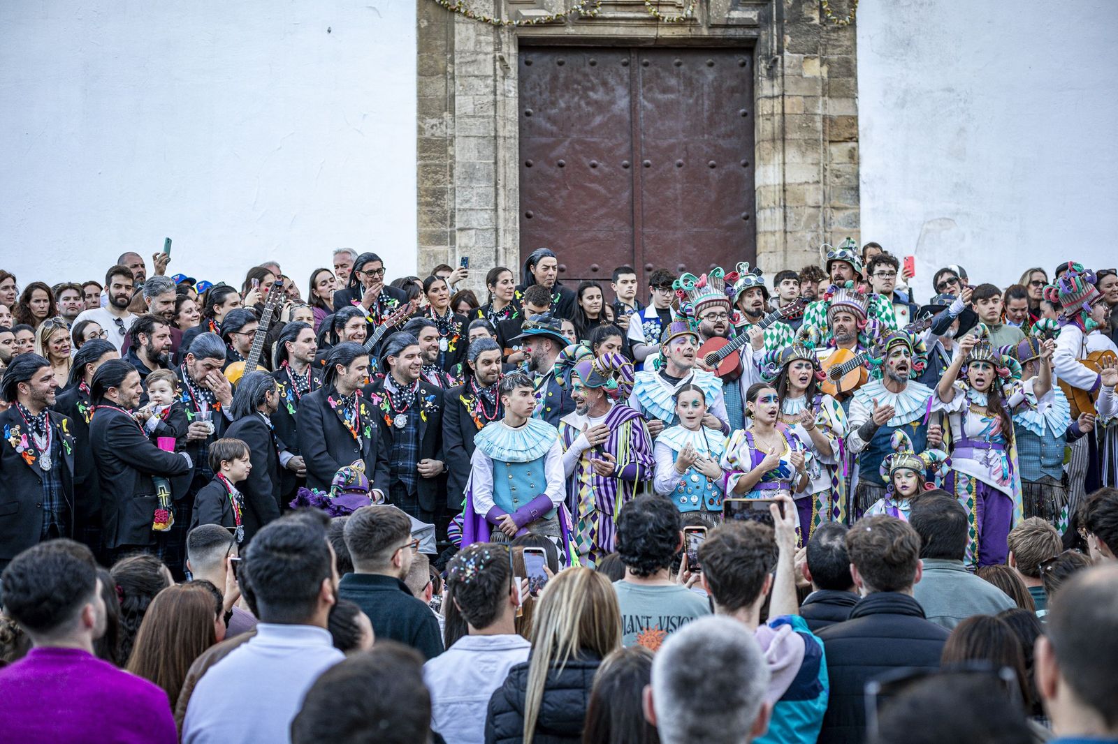 El multitudinario encuentro entre los dos primeros premios del Carnaval de Cádiz, en imágenes