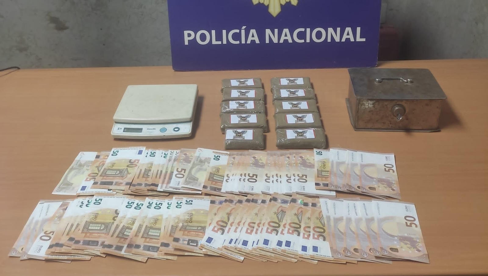 Una imagen de la droga y el dinero incautados en una cervecería portuense.