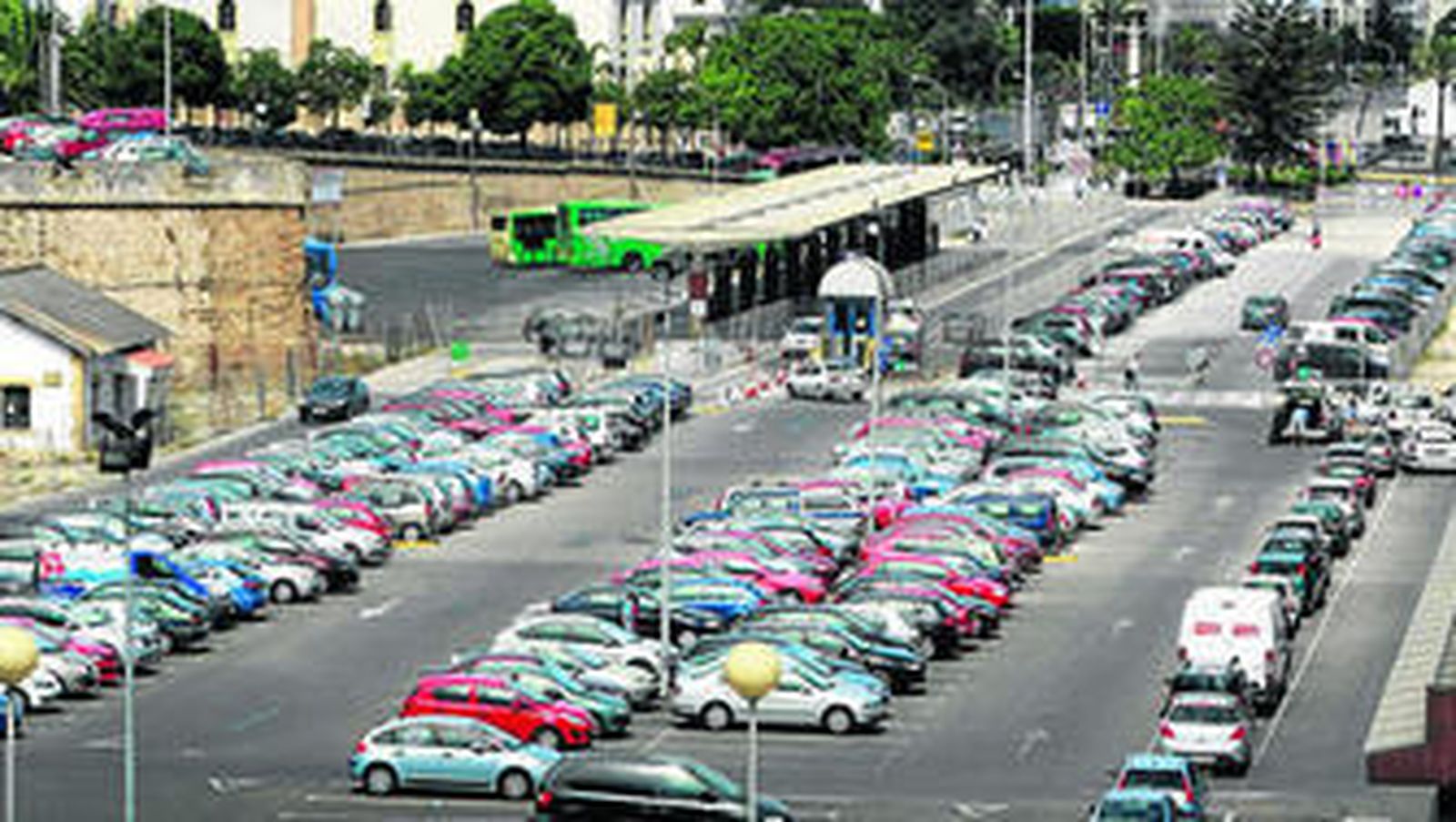 El aparcamiento exterior y la estación provisional de autobuses, que en su momento serán sustituidos por un parque.