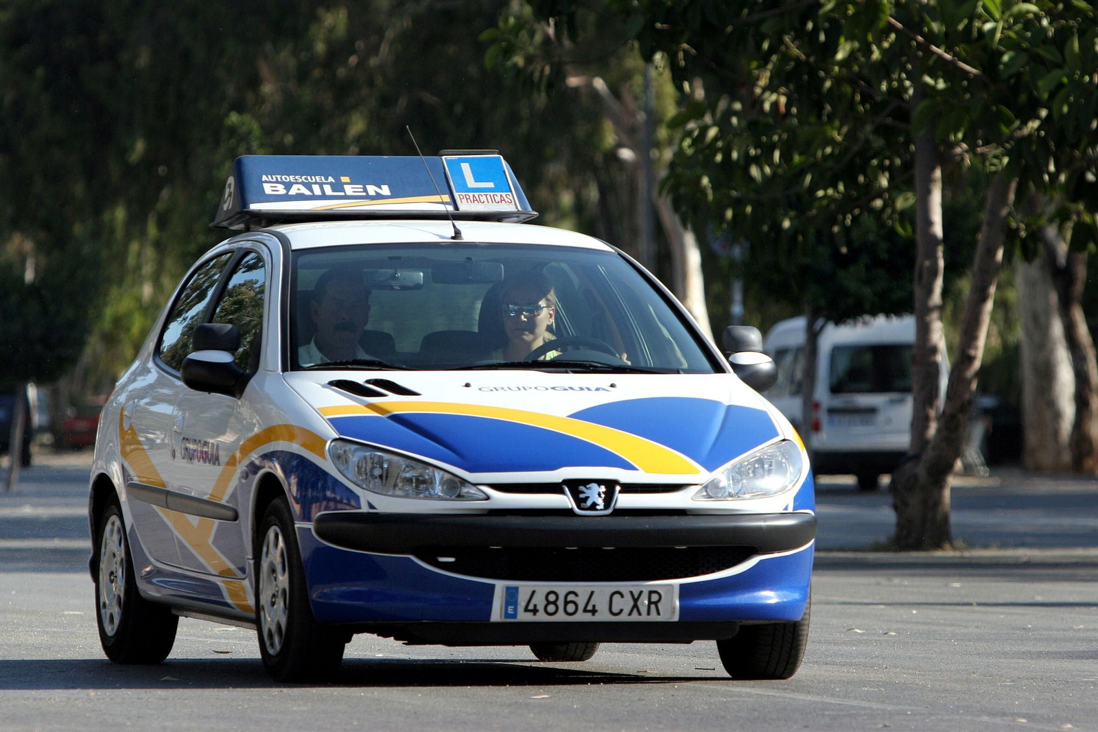 Un coche de una autoescuela