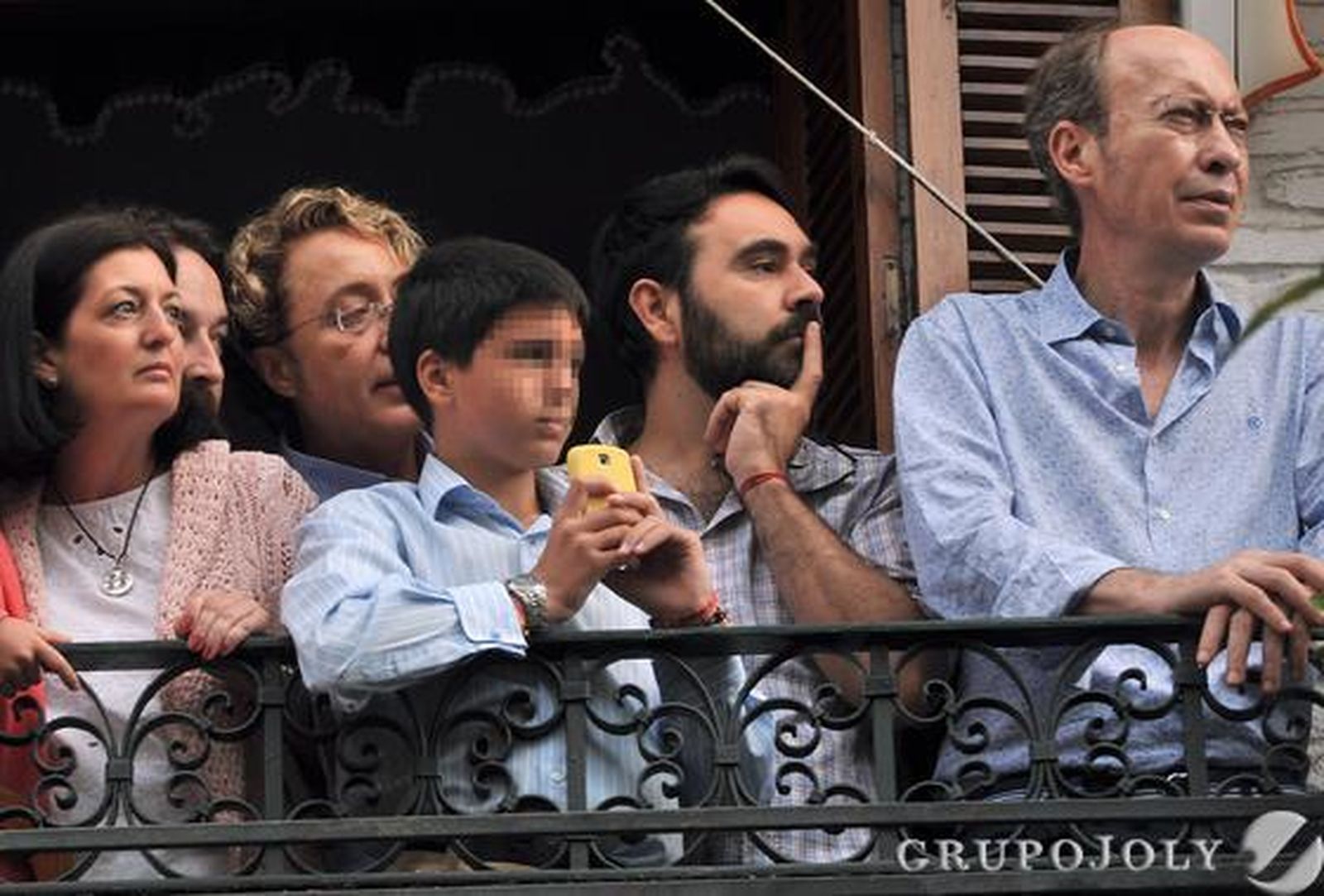 Victorio y Lucchino observan a la Patrona desde un balcón. 

Foto: Juan Carlos Vázquez