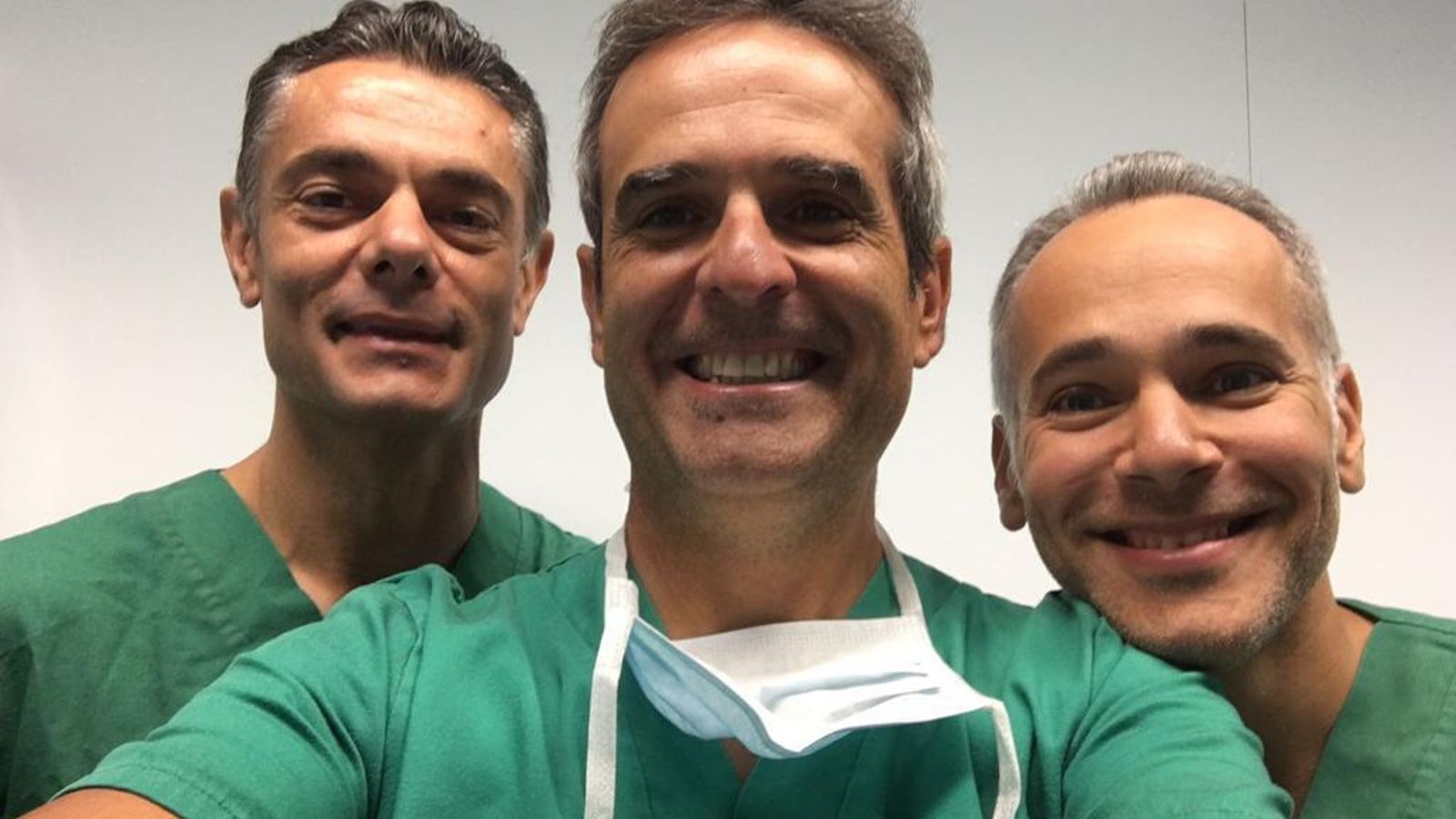 Antonio Ríos junto a los doctores Villanueva y Fahandezh.