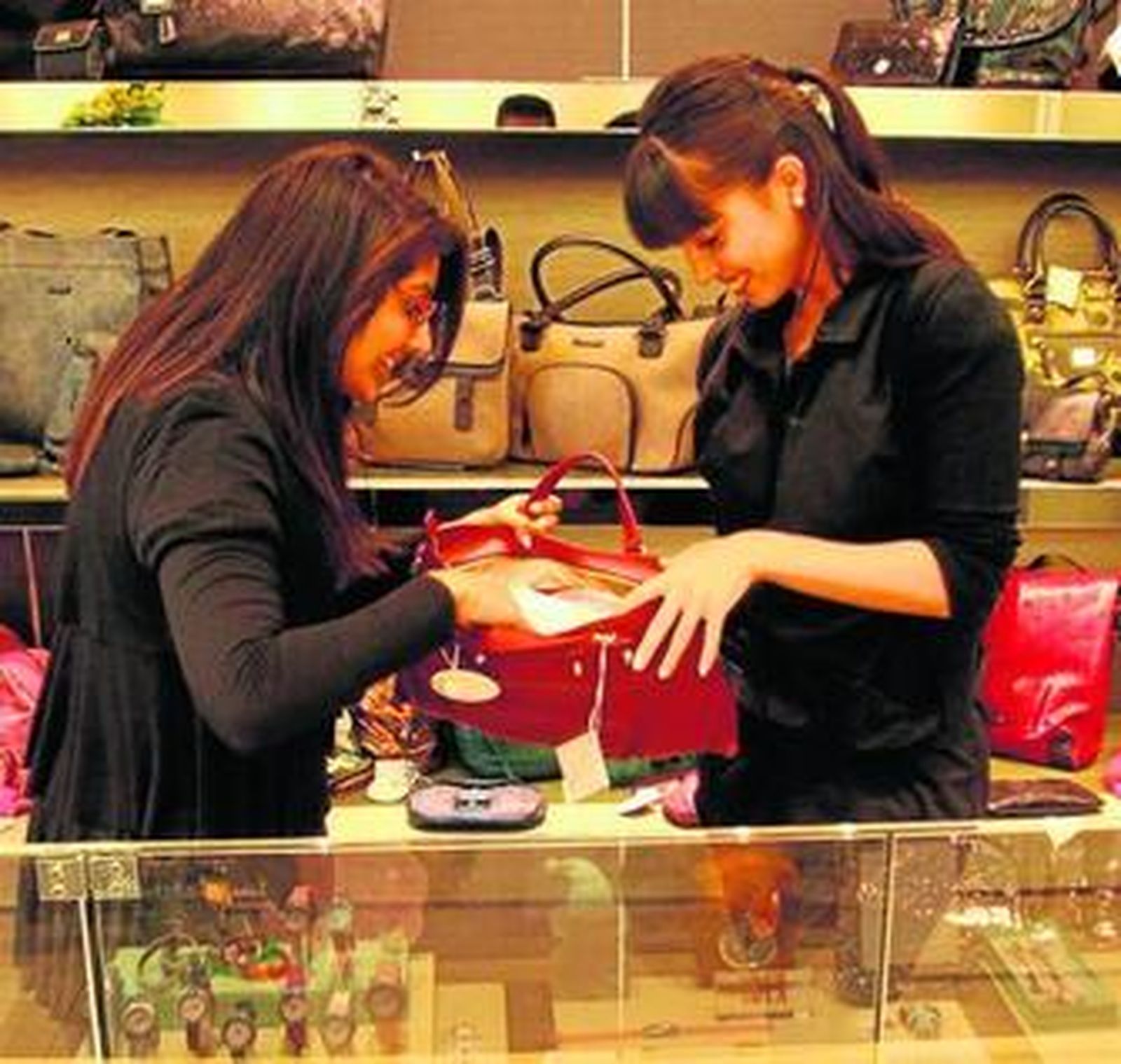 Dos chicas hindúes, en la tienda Tous que una familia de esta comunidad regenta en la calle Real de Gibraltar.