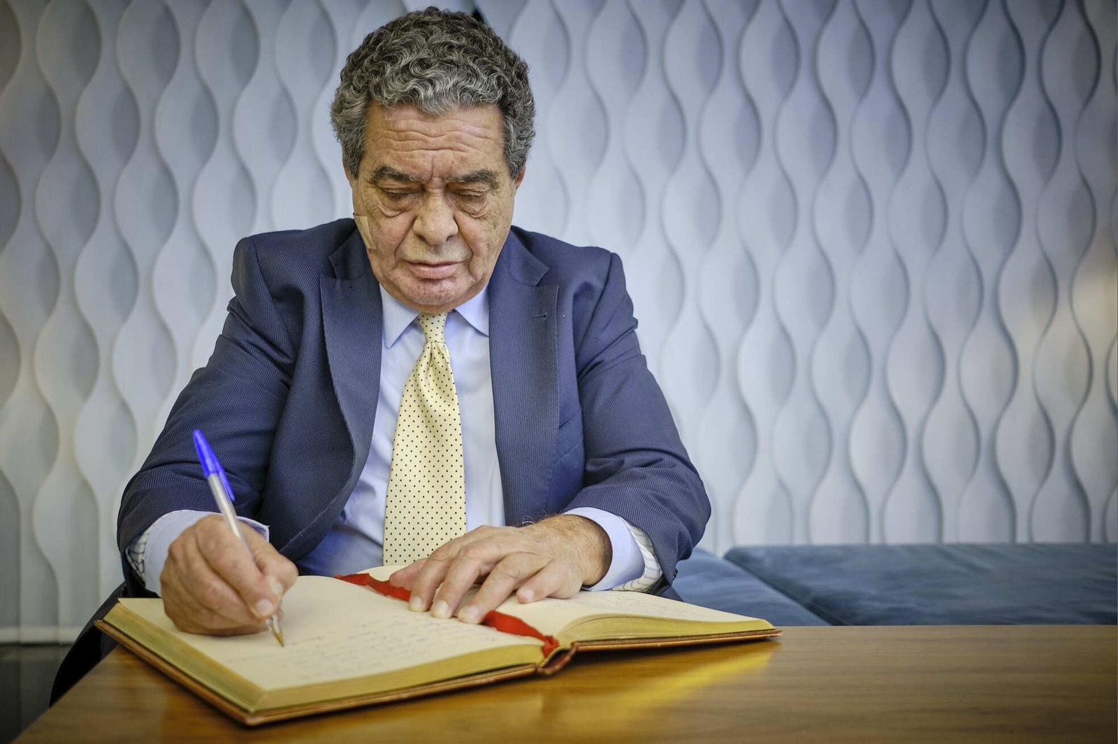 Entrega del premio Federico Joly a Augusto Delkáder