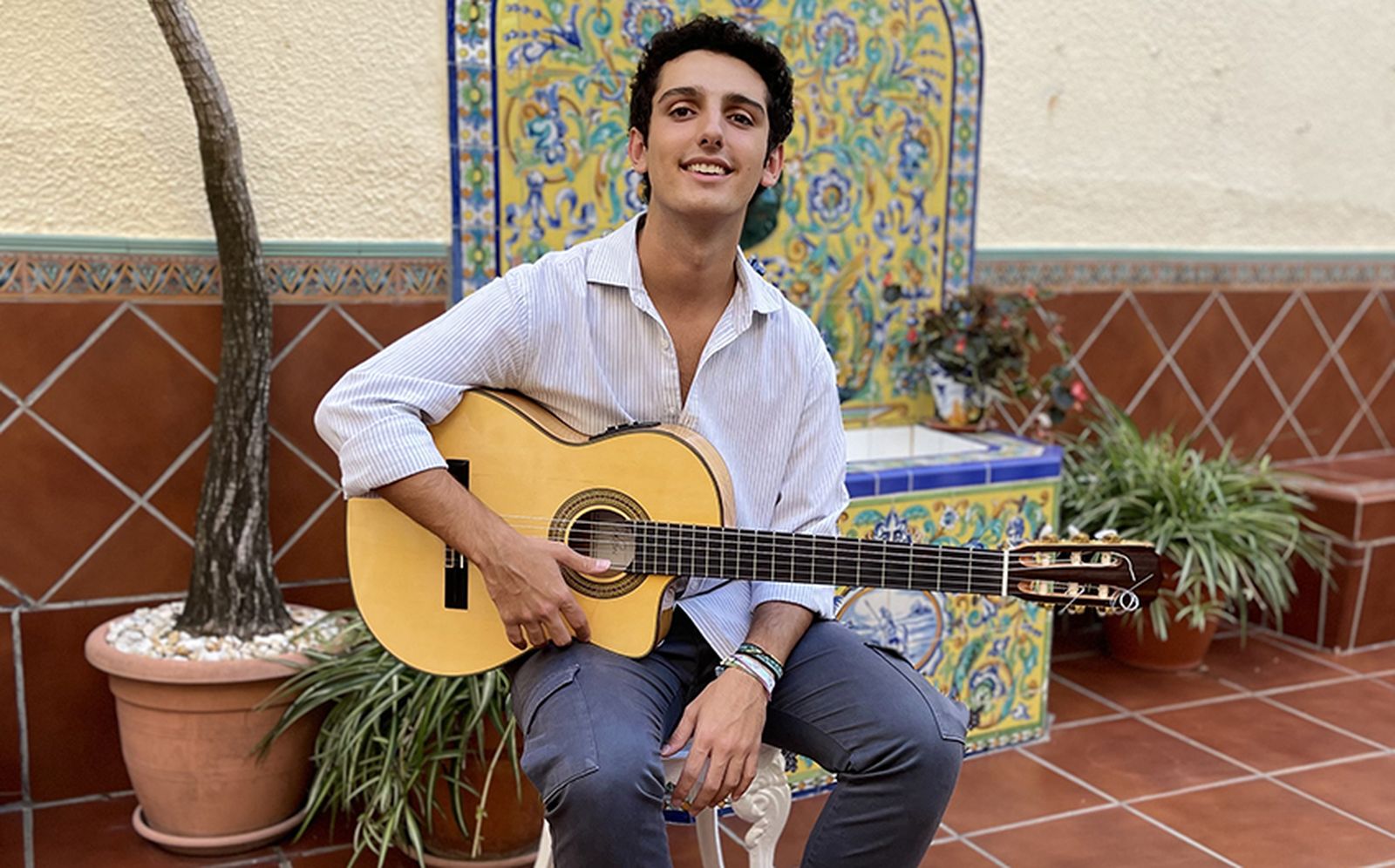 Juanlu de Castro tocando la guitarra.