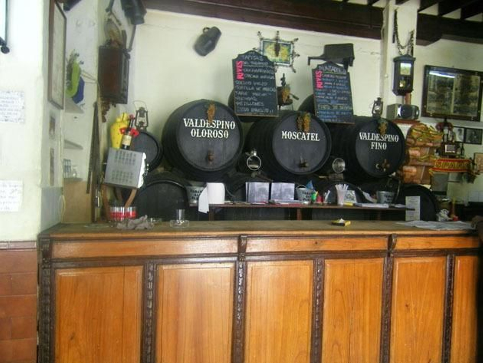 El Tabanco San Pablo Es uno de los más antiguos de Jerez y tan sólo por ver su barra de madera ya vale la pena su visita. El sitio está en pleno centro y cuando llega la temporada de mosto lo incorporan a su oferta de vinos de barril. Para acompañar chicharrones o la tortilla de patatas.