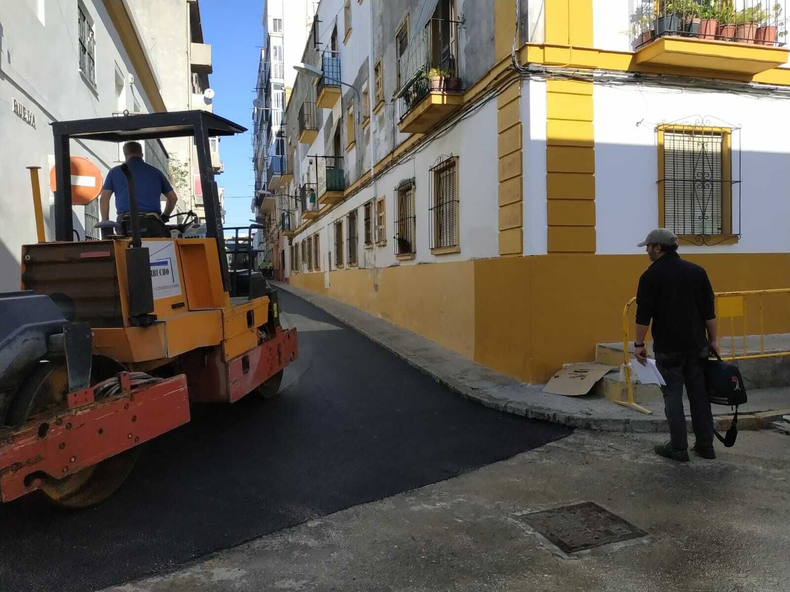 El asfaltado de la calle Rueda ha comenzado en la esquina con la calle La Rosa.